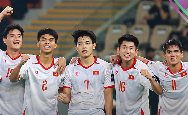 Vận động viên tennis đang thực hiện cú giao bóng mạnh mẽ trên sân đất nện